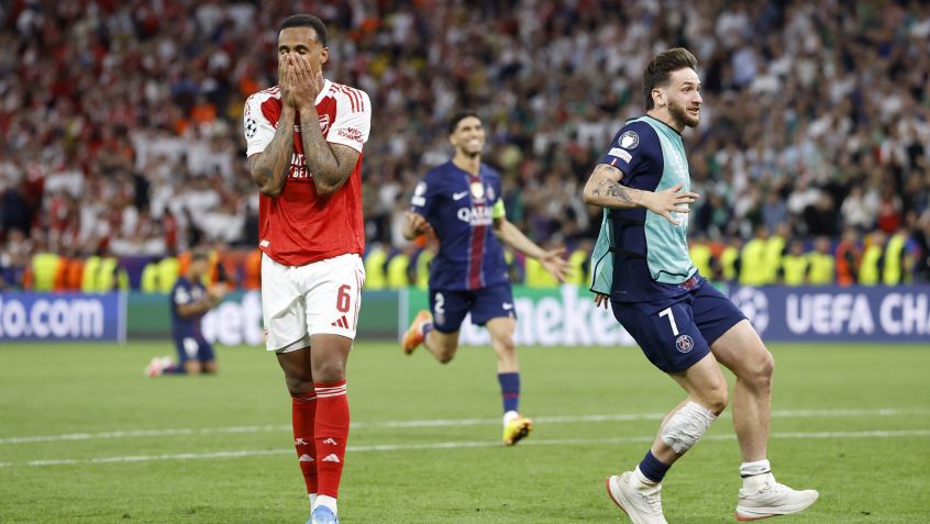 Gabriel Magalhães, zagueiro do Arsenal, lamentando o pênalti perdido na final da Champions League • ANP via Getty Images