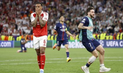 Gabriel Magalhães, zagueiro do Arsenal, lamentando o pênalti perdido na final da Champions League