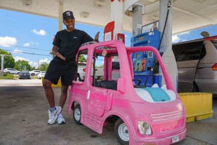 Mali Hightower com um Barbie Dream Camper rosa do lado de fora de um posto de gasolina em Ellenwood, EUA, em 18 de maio de 2026