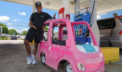 Mali Hightower com um Barbie Dream Camper rosa do lado de fora de um posto de gasolina em Ellenwood, EUA, em 18 de maio de 2026