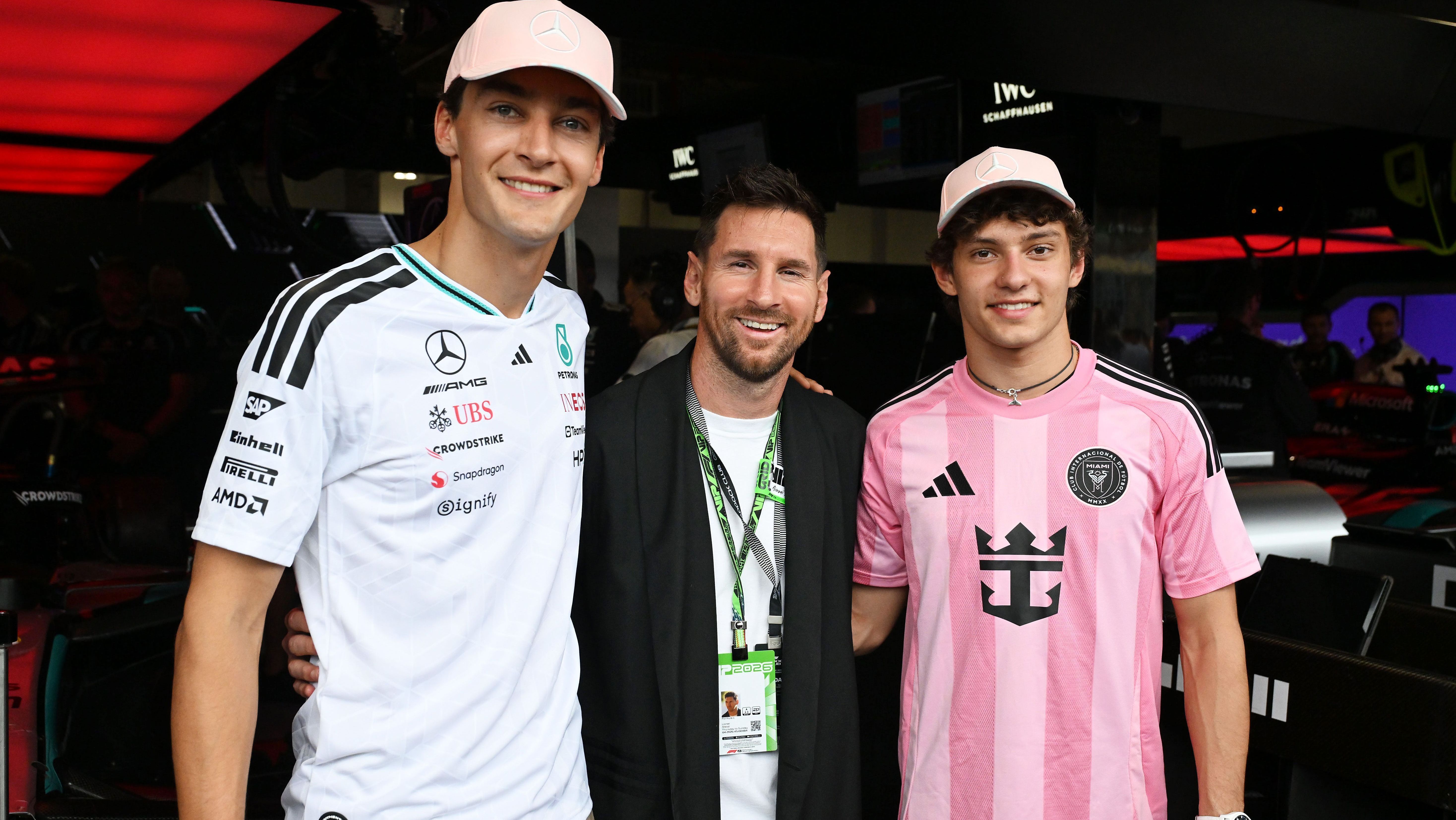 Pilotos de Fórmula 1, George Russell e Kimi Antonelli posam para foto com Lionel Messi no GP de Miami