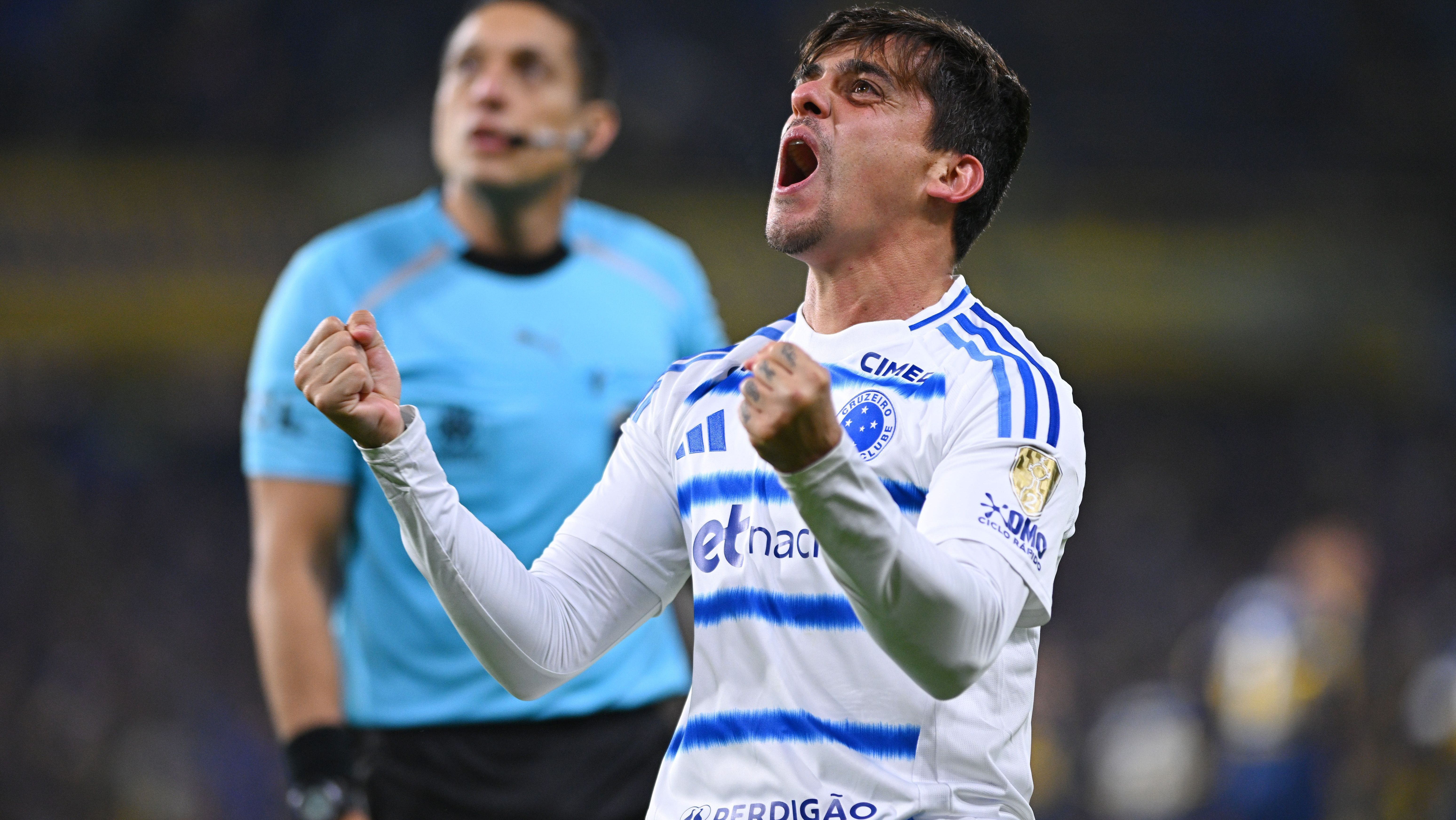 Fagner comemora gol do Cruzeiro contra o Boca Juniors pela Libertadores