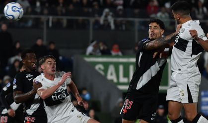 Mateo Gamarra cabeceia para marcar gol do Olimpia sobre o Vasco