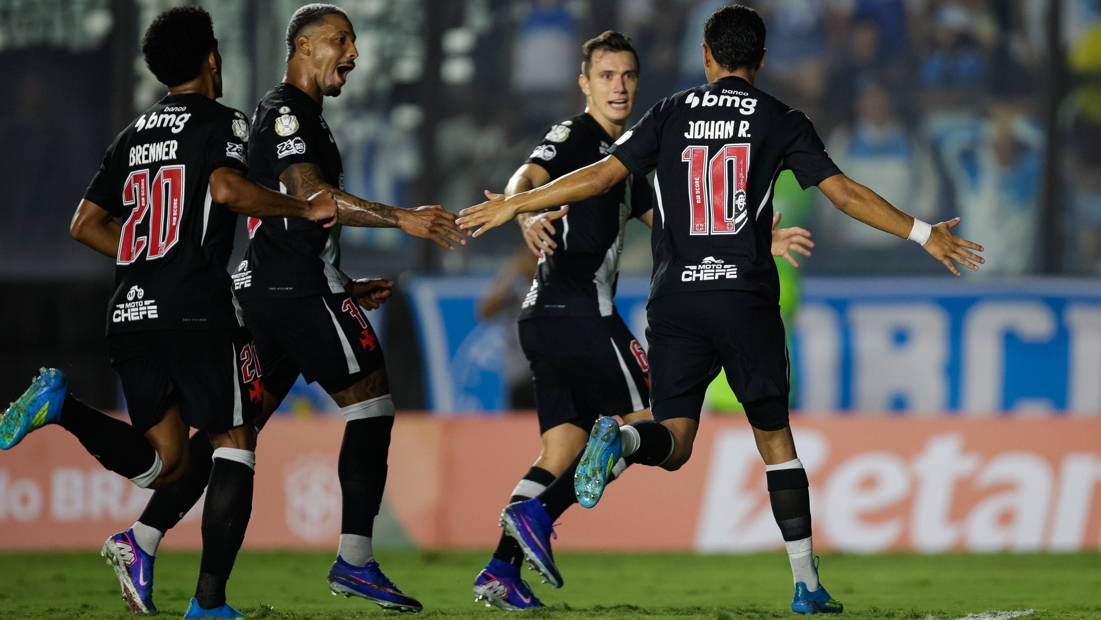 Jogadores do Vasco comemoram gol sobre o Paysandu pela Copa do Brasil