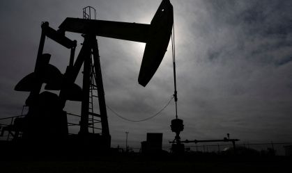 Bomba perto de reserva de petróleo bruto no campo de petróleo da Bacia do Permiano, perto de Midland, Texas, EUA, em 18 de fevereiro de 2025