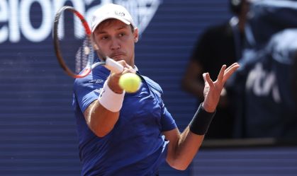 Hamad Medjedovic em ação no Barcelona Open contra o russo Andrey Rublev
