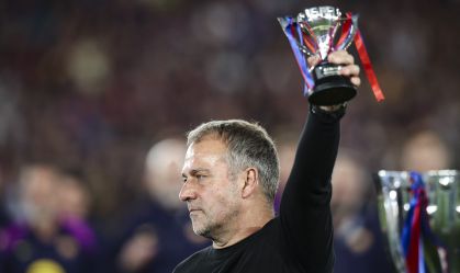 Hansi Flick renovou com o Barcelona até 2028