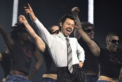 Harry Styles é visto vibrando por gols da Inglaterra enquanto fazia shows