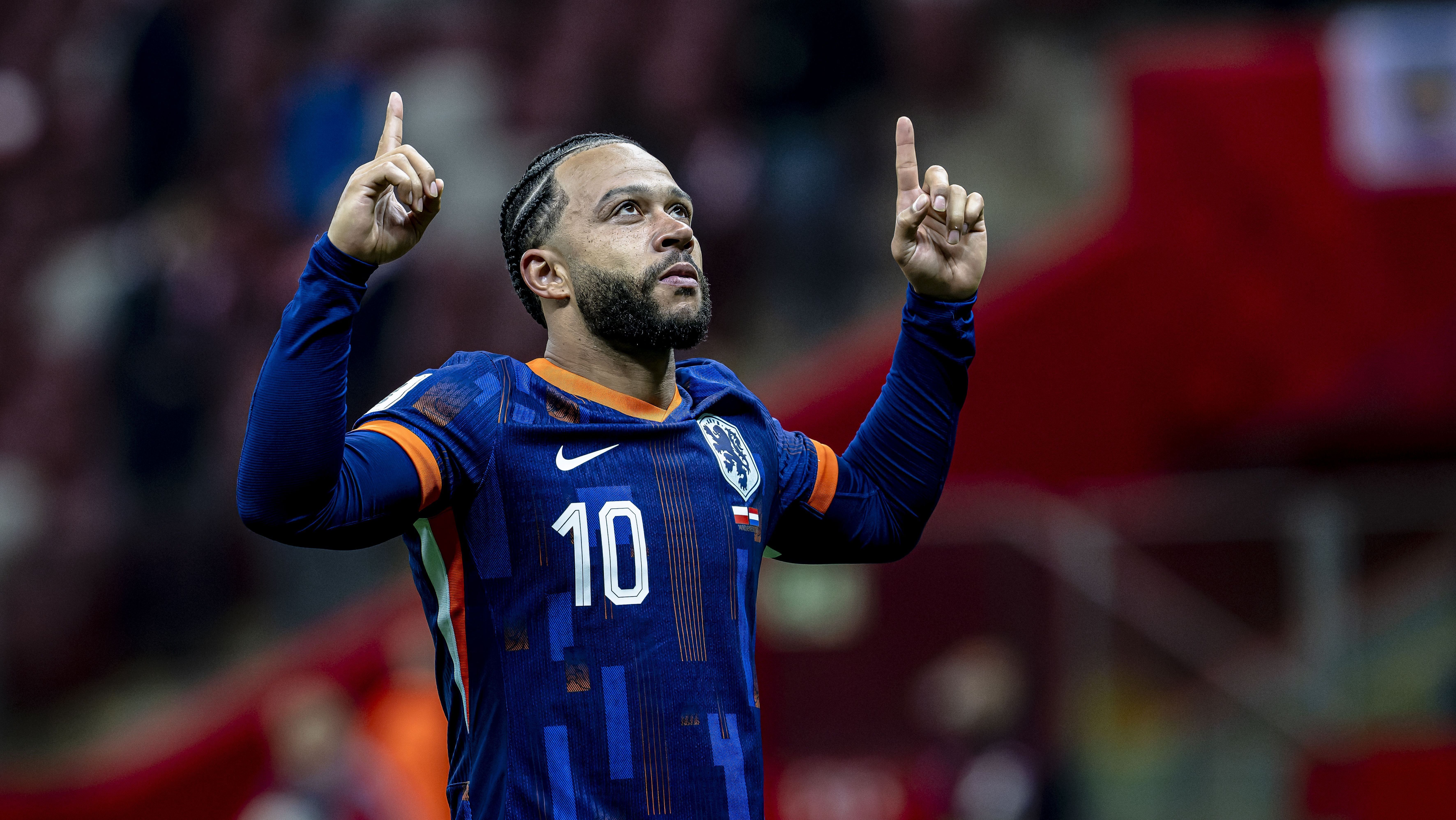 Memphis comemora gol pela Holanda em jogo contra a Polônia