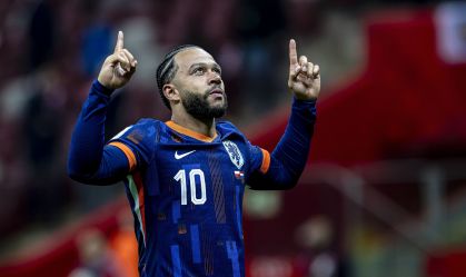 Memphis comemora gol pela Holanda em jogo contra a Polônia