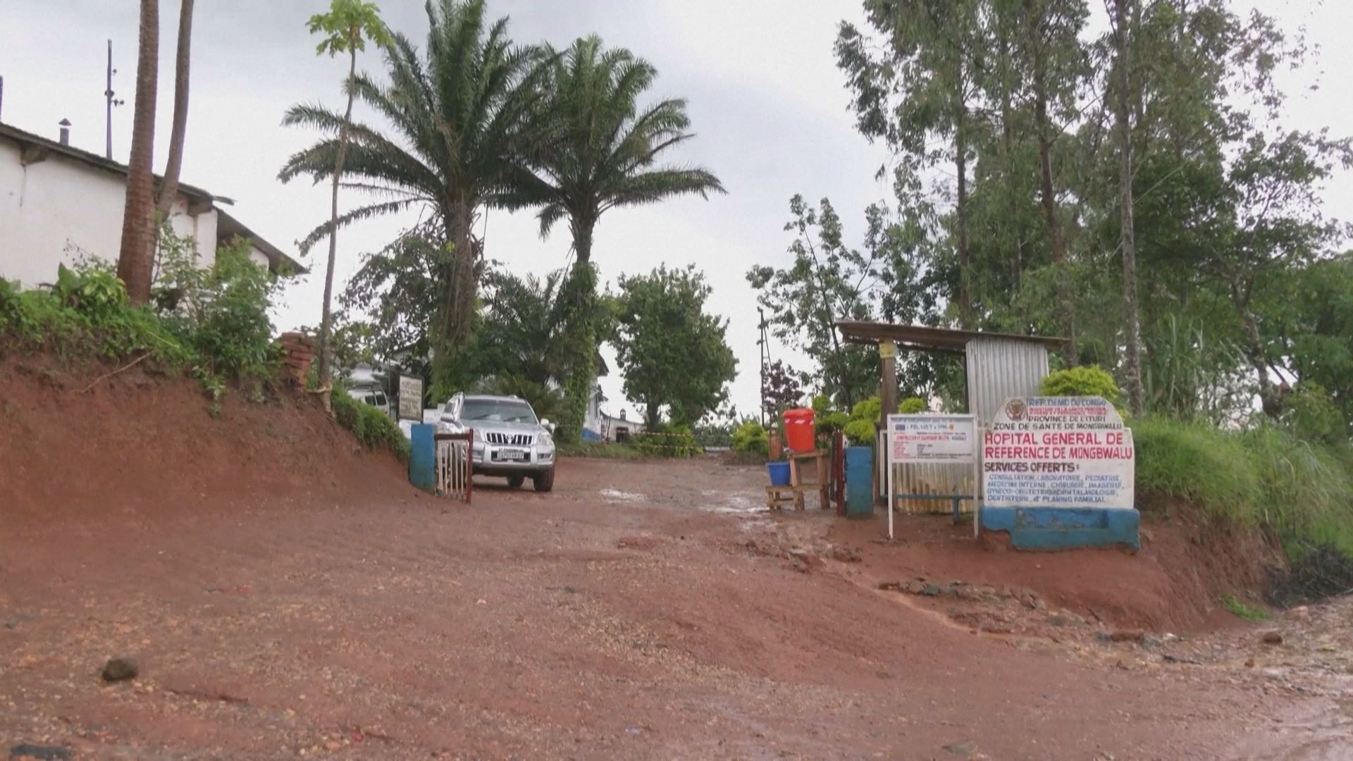 Fachada do hospital geral de Mongbwalu, na RD Congo, que foi alvo de ataques em meio ao surto de Ebola no país. • Reuters