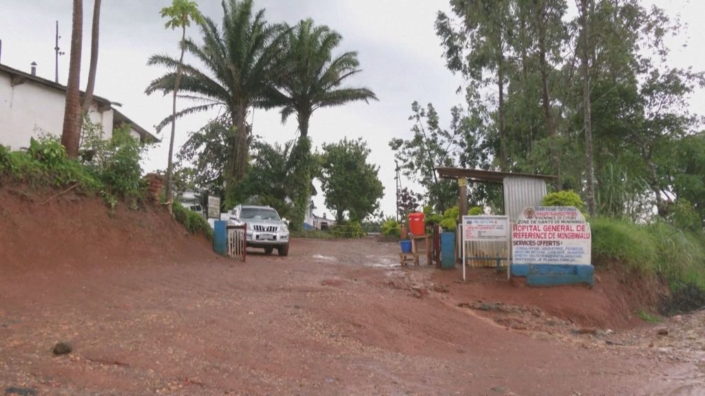 Fachada do hospital geral de Mongbwalu, na RD Congo, que foi alvo de ataques em meio ao surto de Ebola no país.