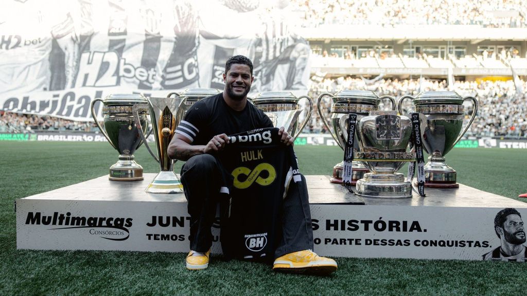 Hulk com as taças conquistadas pelo Atlético-MG