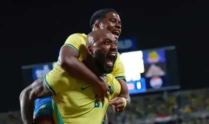 Igor Thiago comemoram gol pela Seleção Brasileira com Endrick