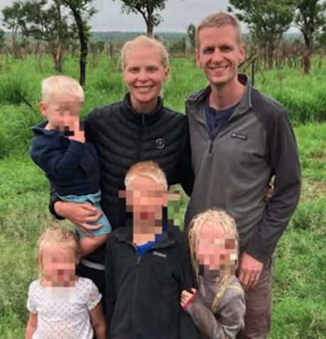 Peter Stafford, a esposa Rebekah e os quatro filhos • Serge via Newsource