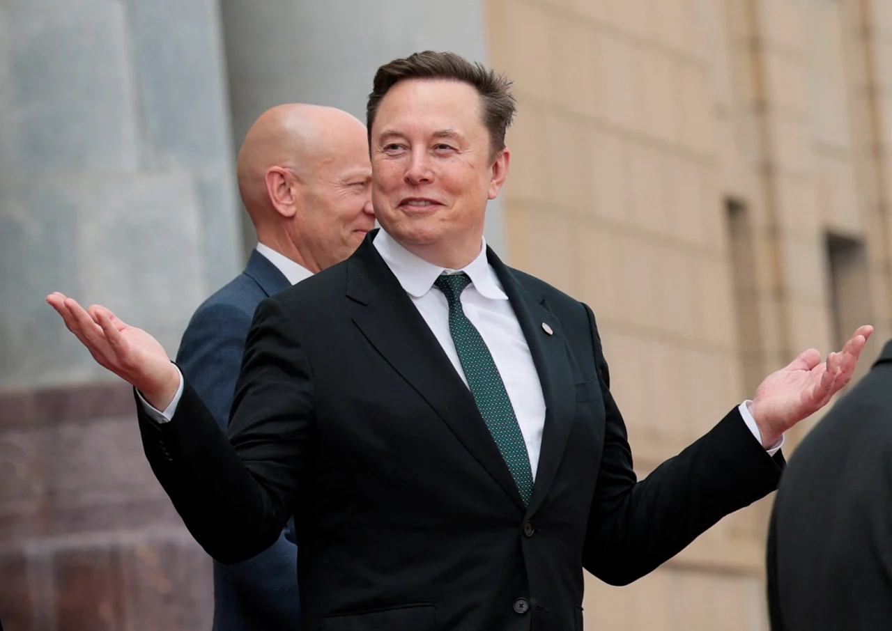 Elon Musk gesticula ao sair após participar de uma cerimônia de boas-vindas ao presidente Donald Trump com o presidente chinês Xi Jinping