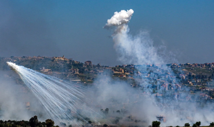 Uma explosão do que parece ser fósforo branco, disparado pelas Forças de Defesa de Israel (IDF) no lado libanês da fronteira entre Israel e Líbano, vista do lado israelense da fronteira na quinta-feira