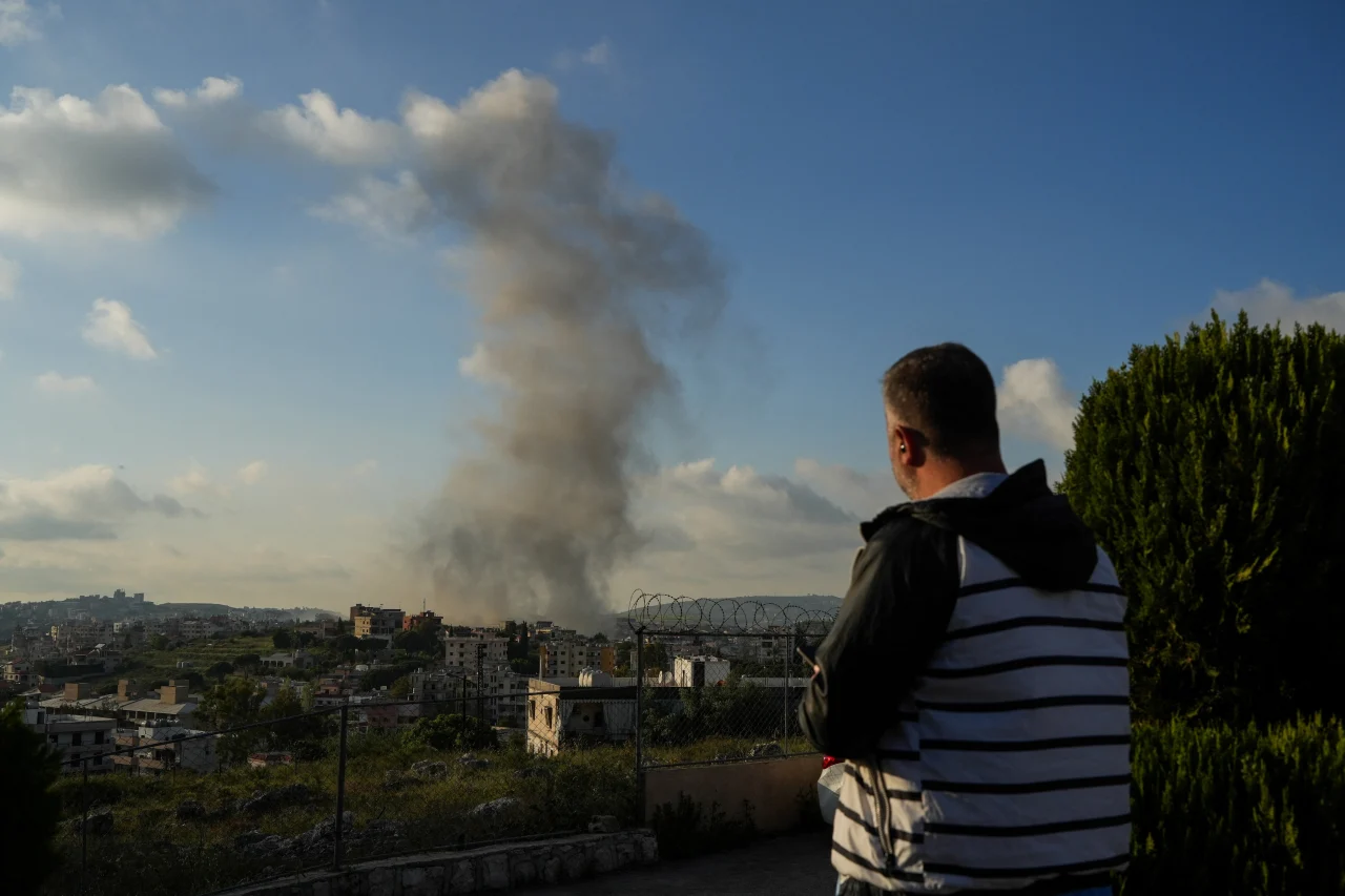 Fumaça sobe de Habboush após ataques israelenses no sul do Líbano na sexta-feira