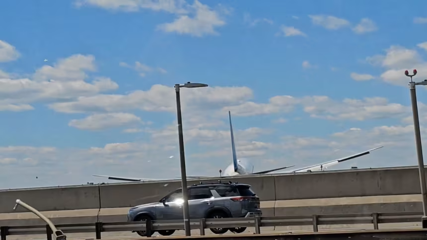 Uma imagem estática extraída de um vídeo mostra um Boeing 767 da United Airlines pousando no Aeroporto Internacional Newark Liberty depois de aparentemente danificar um poste de iluminação e um caminhão.
