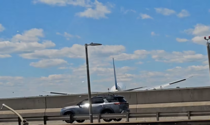 Uma imagem estática extraída de um vídeo mostra um Boeing 767 da United Airlines pousando no Aeroporto Internacional Newark Liberty depois de aparentemente danificar um poste de iluminação e um caminhão.