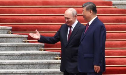 O presidente russo Vladimir Putin caminha com o líder chinês Xi Jinping durante uma cerimônia de boas-vindas no Grande Salão do Povo, em Pequim, em 20 de maio