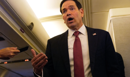 O secretário de Estado dos EUA, Marco Rubio, fala com repórteres em seu avião no Aeroporto Internacional de Jaipur, na Índia