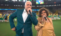 Belo e Alcione viram meme ao cantarem em amistoso: "Deixaram o hino morrer"
