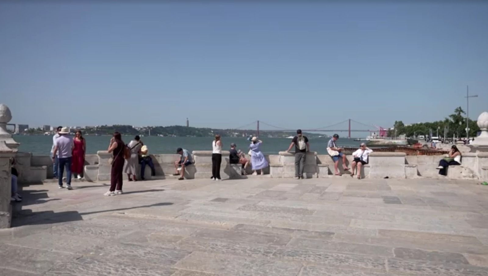 Turistas lidam com o calor em Portugal • Reuters