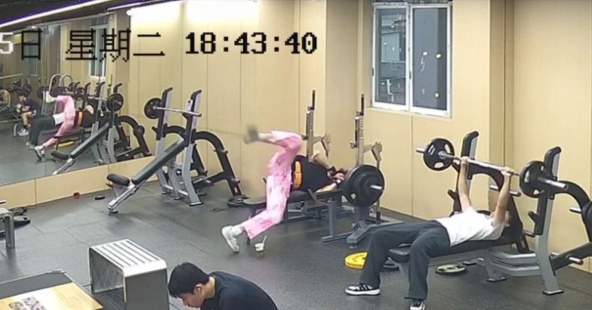 Homem escapa de ser esmagado por barra de 145 kg em academia na China