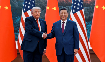 Donald Trump e Xi Jinping apertam as mãos durante um evento no Grande Salão do Povo, em Pequim