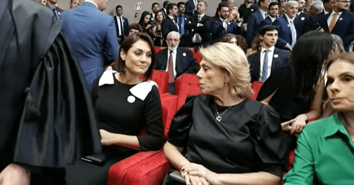 No TSE, Michelle e Viviane de Moraes sentam-se a uma cadeira de distância