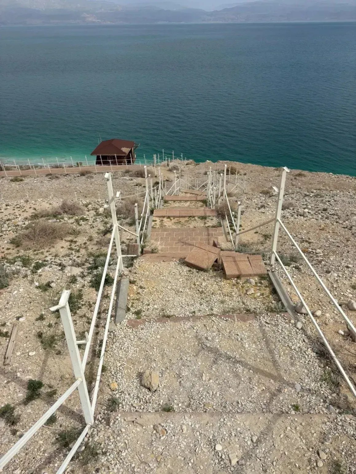 Em Ein Gedi, uma escadaria em ruínas leva até a margem do Mar Morto • Laura Paddison/CNN