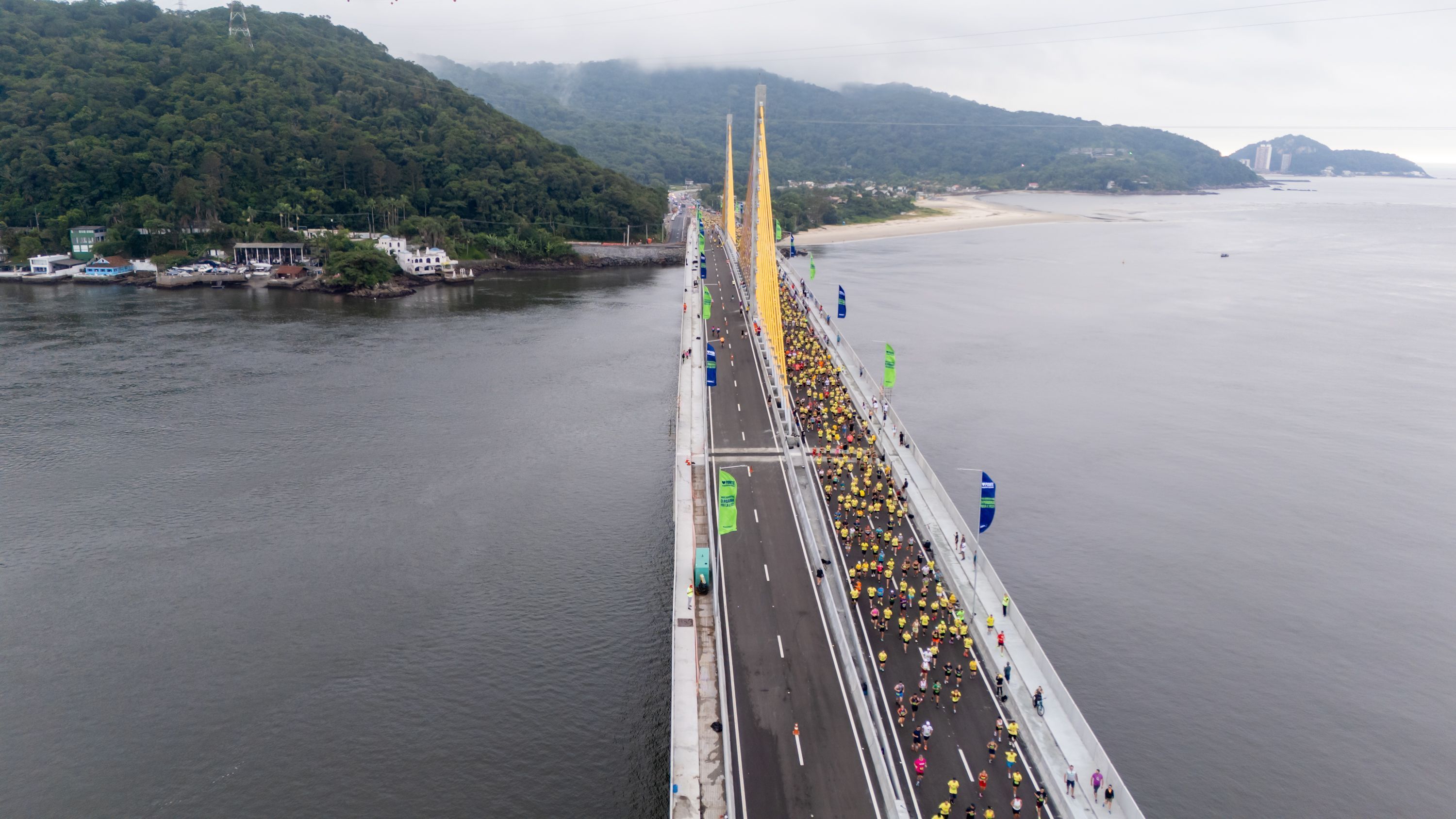 Atletas cruzam a Ponte de Guaratuba na primeira Maratona Internacional do Paraná • Felipe Henschel/AEN