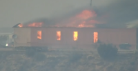Incêndio nos EUA queima casas, ameaça outras 300 e causa fuga de moradores