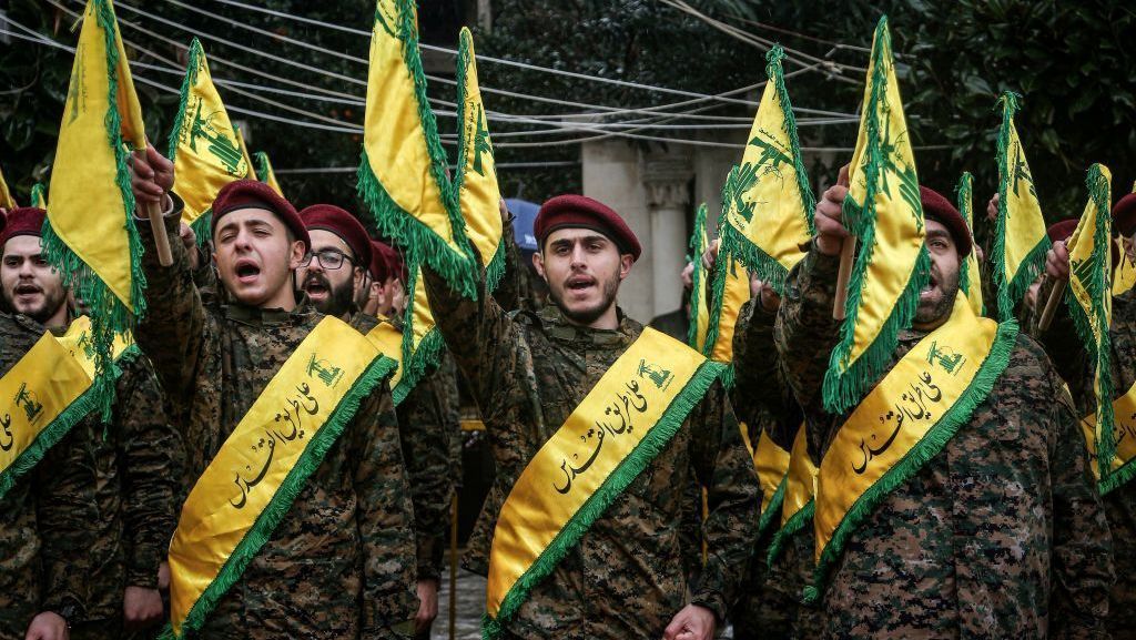 Cortejo fúnebre do então comandante máximo do Hezbollah, Ali al-Debs, morto em um ataque de drone israelense, na vila de Nabatieh, no sul do Líbano, em 16 de fevereiro de 2024