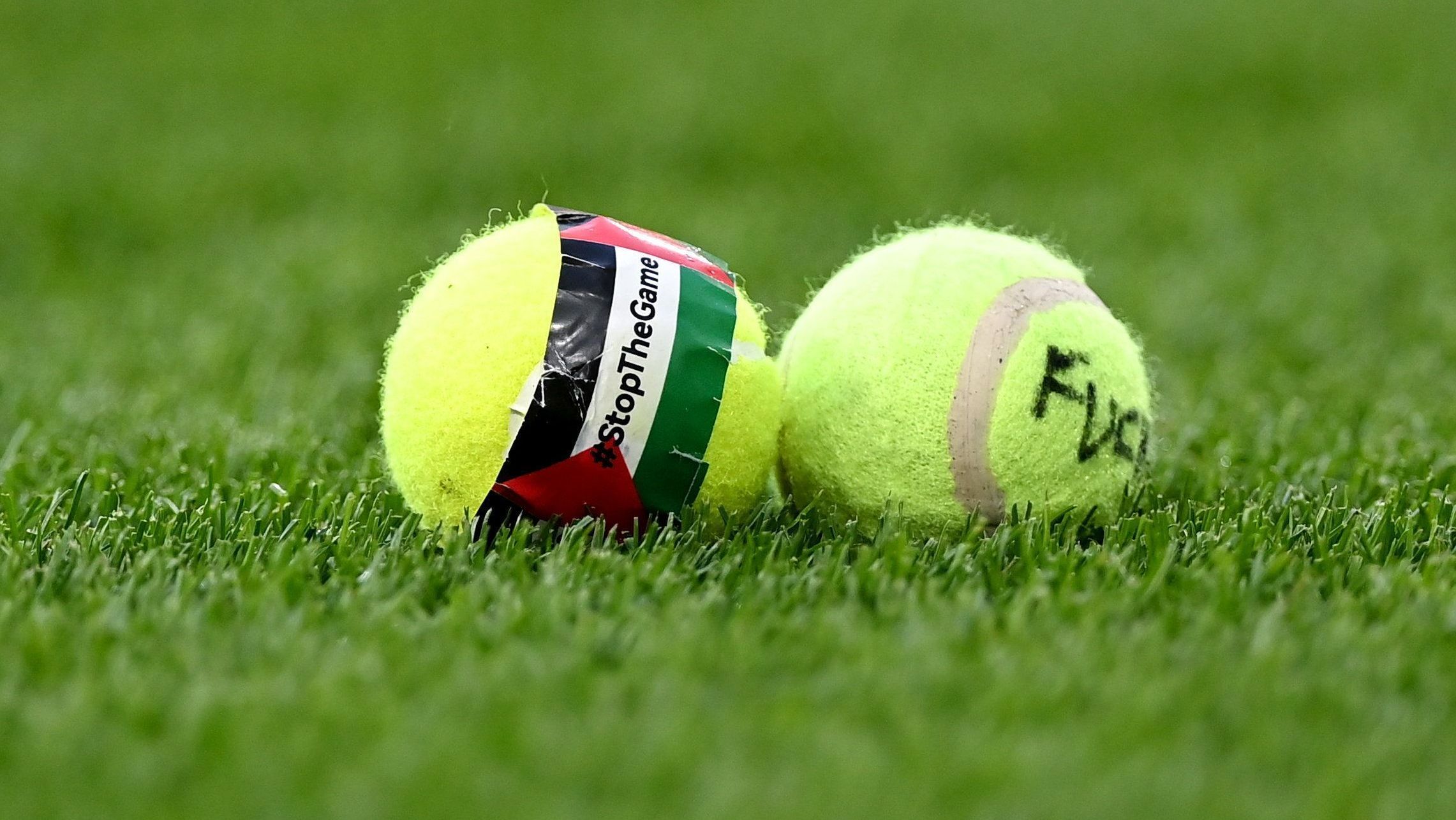 Bolas de tênis com a bandeira da Palestina que foram jogadas no gramado do amistoso entre Irlanda e Catar