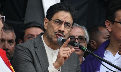 O candidato presidencial Ivan Cepeda participa de um comício na cidade de Pasto, no sul da Colômbia, em 15 de maio de 2026.