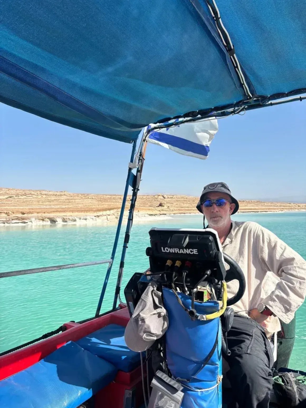 Jake Ben Zaken organiza passeios de barco no Mar Morto e é uma testemunha privilegiada das rápidas mudanças que ocorrem na região • Laura Paddison/CNN