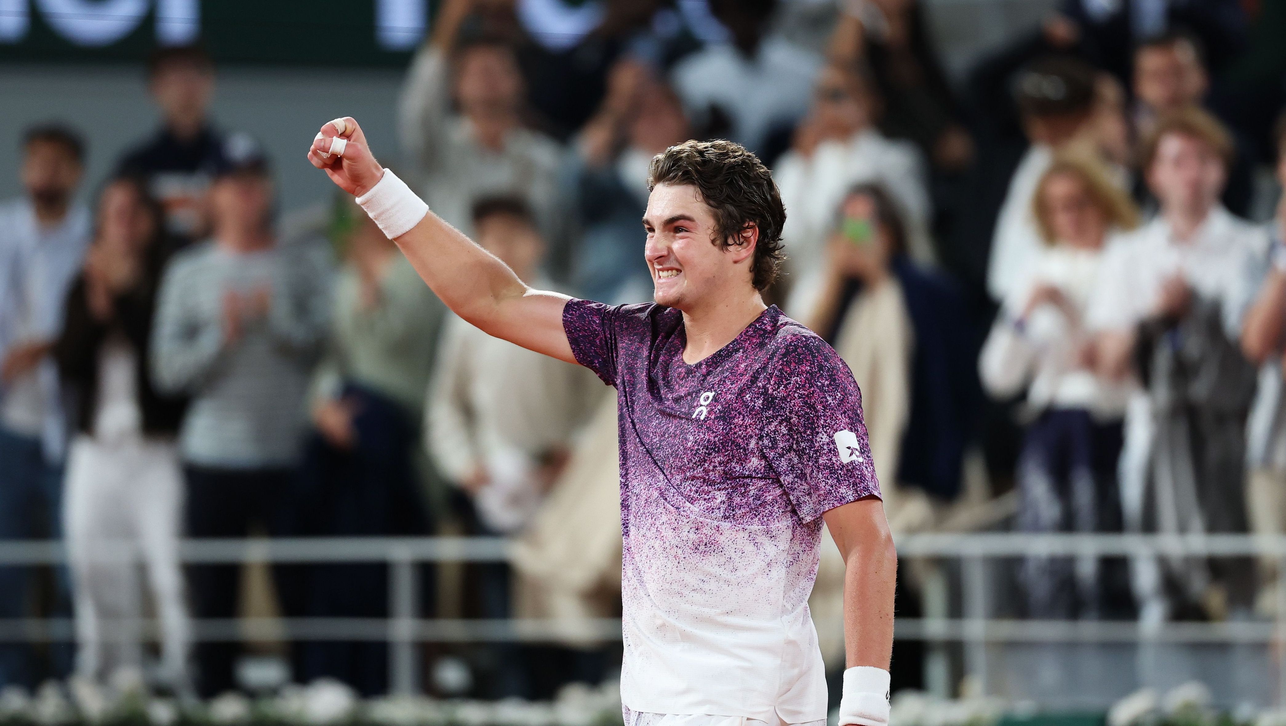 João Fonseca celebra vitória contra Casper Ruud em Roland Garros