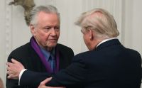 Jon Voight se reúne com Trump para defender incentivos fiscais em Hollywood