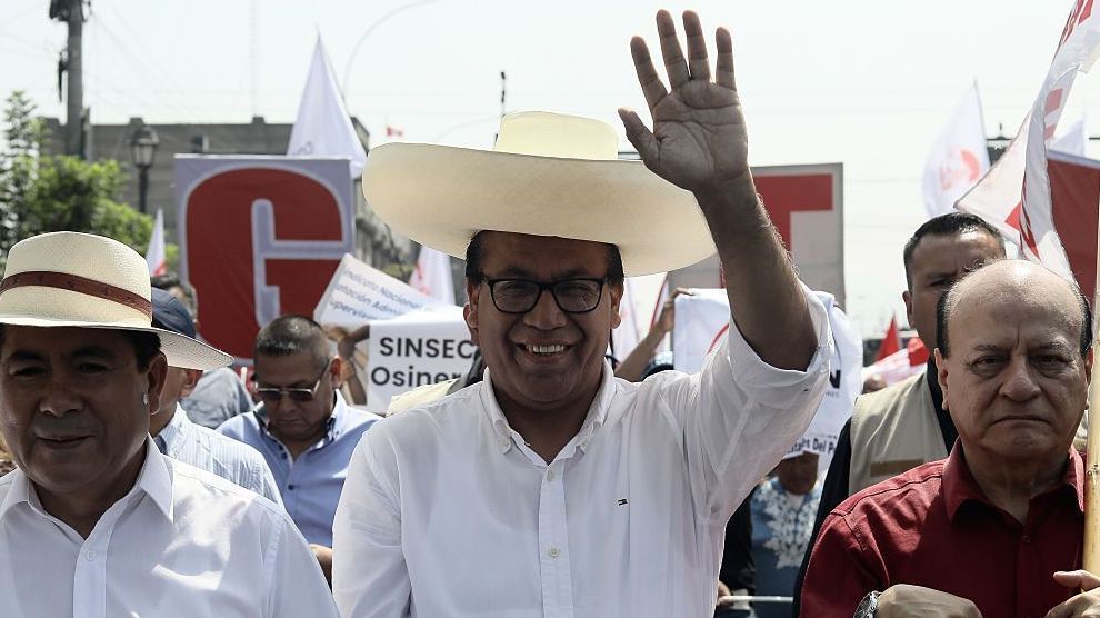 Milhares de pessoas participam de uma manifestação durante a comemoração do Dia Internacional do Trabalhador, que também contou com a presença do candidato presidencial Roberto Sánchez, em 1º de maio de 2026, em Lima, Peru