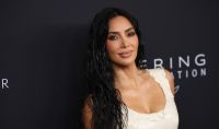 Kim Kardashian revela cuidados com a saúde: "35 suplementos por dia"
