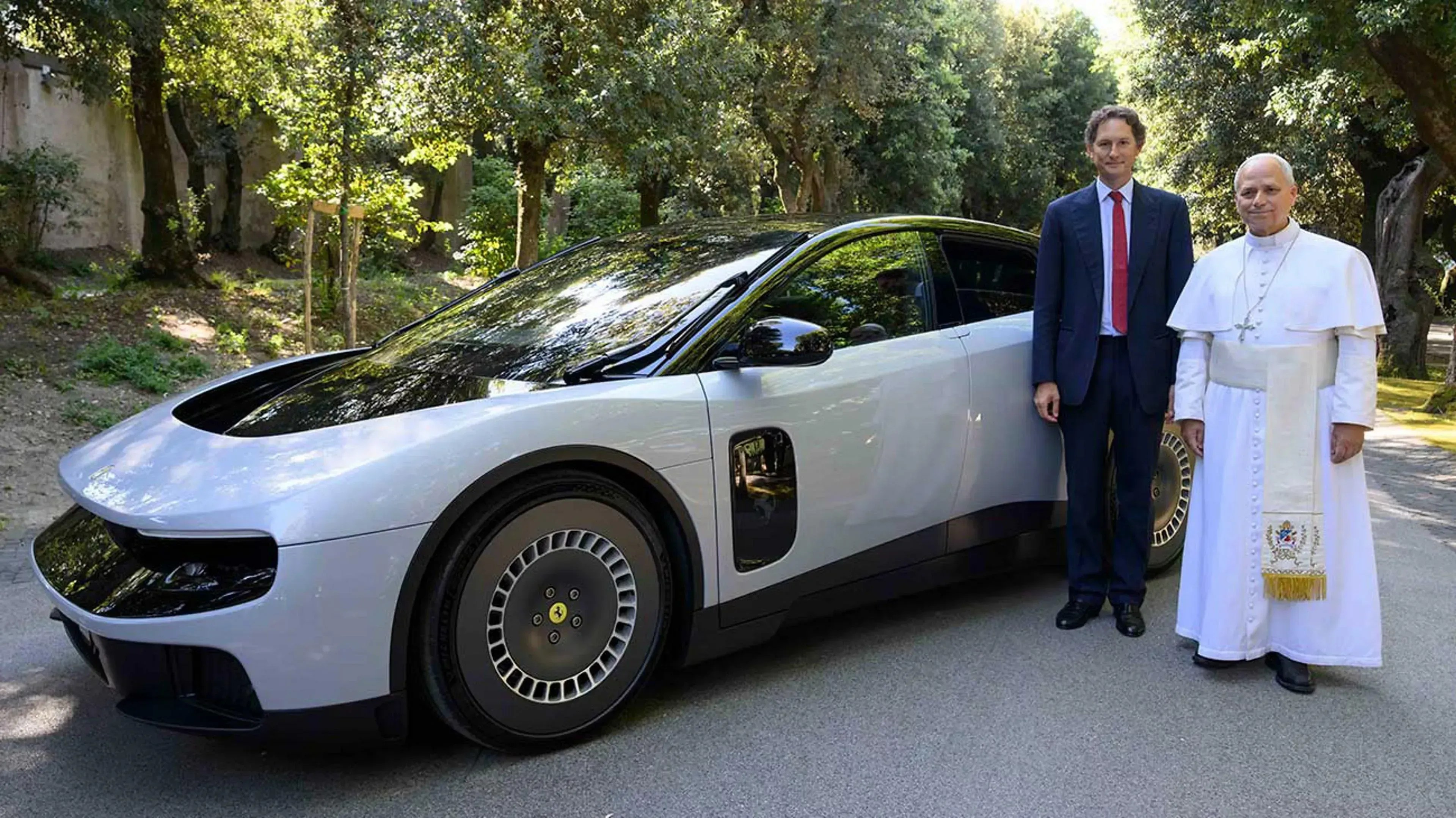 Nova Ferrari Luce é apresentada ao Papa Leão XVI por John Elkann, presidente da montadora