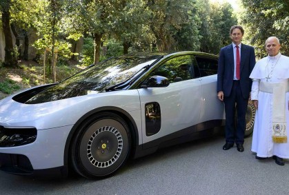 Vai vender só na fé? Polêmica Ferrari Luce é apresentada ao papa