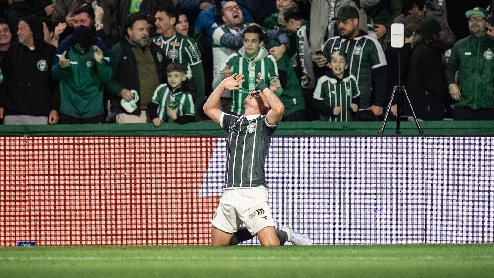 Lavega comemora gol da virada do Coritiba contra o Bahia • Foto: JP Pacheco | Coritiba