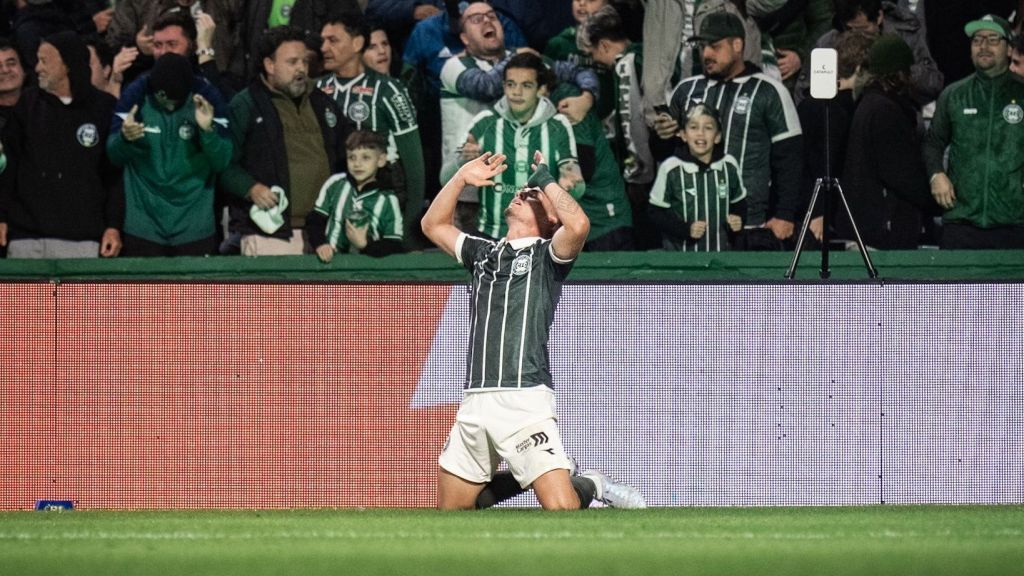 Lavega comemora gol da virada do Coritiba contra o Bahia