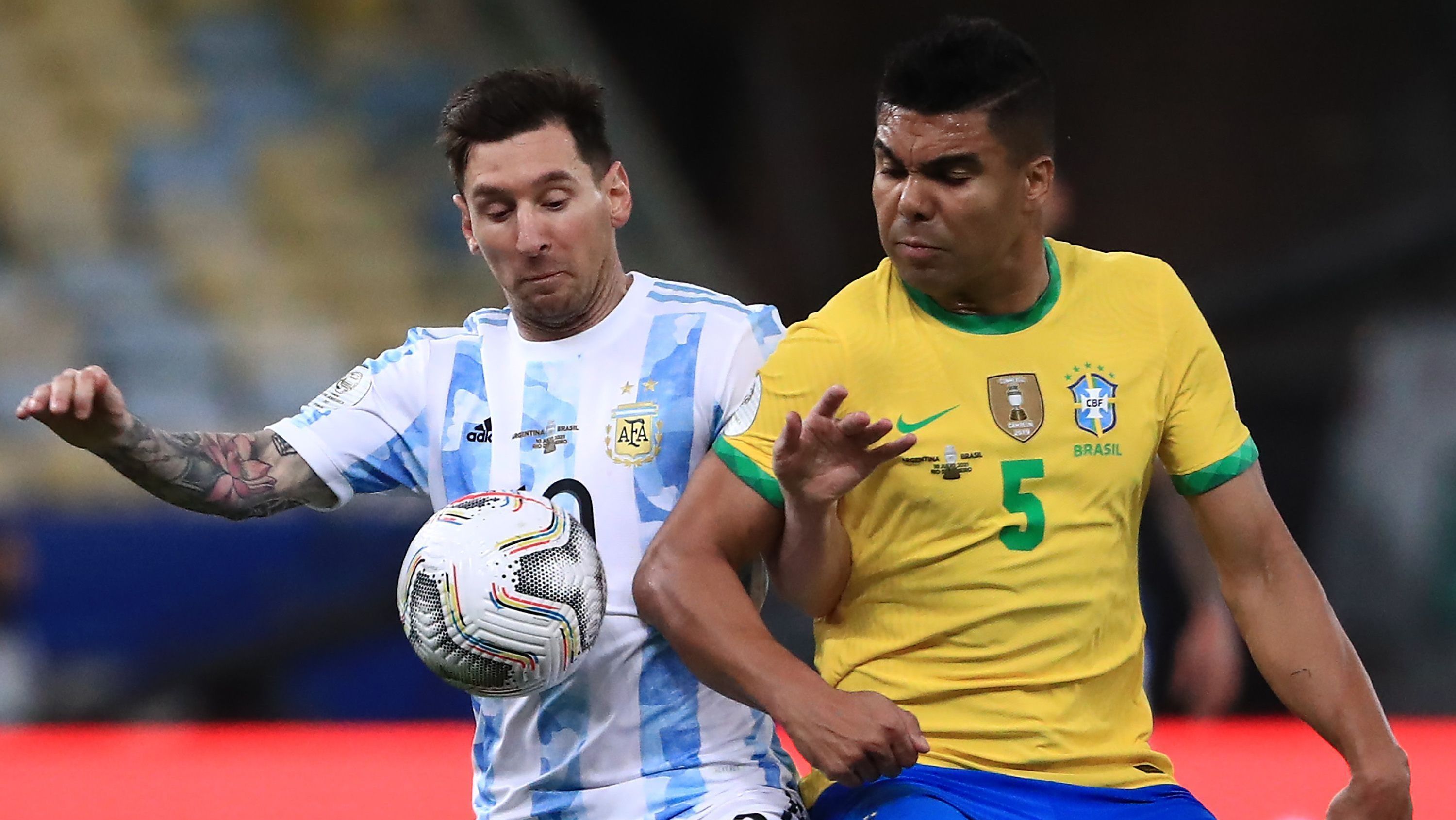 Messi e Casemiro em ação na final da Copa América de 2021
