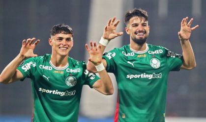 Ramón Sosa e Flaco López, do Palmeiras, celebram gol contra o Sporting Cristal