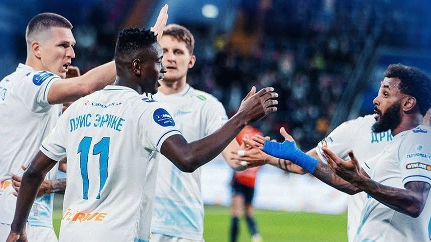 Luiz Henrique comemora golaço pelo Zenit com companheiros de equipe