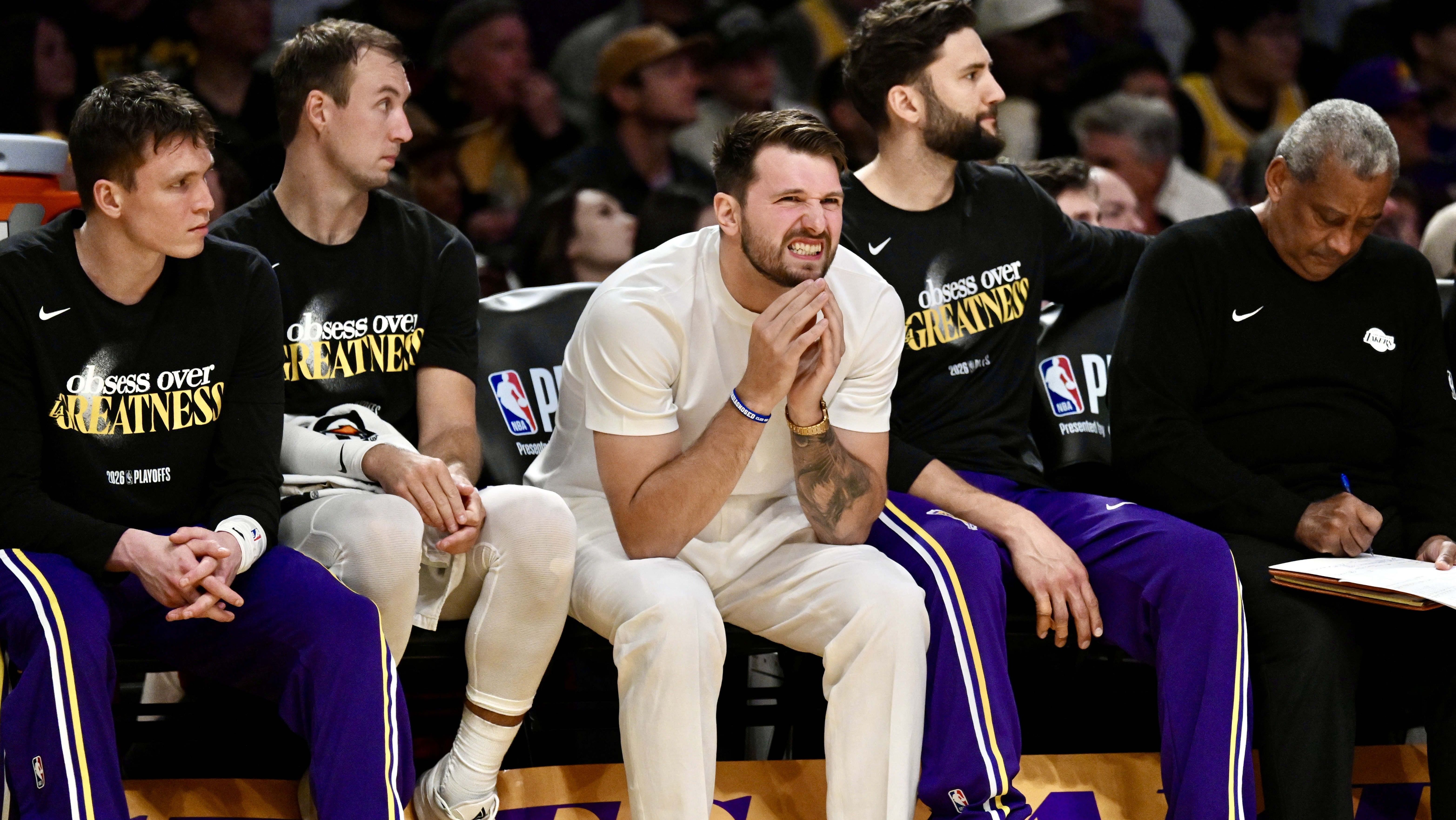 Luka Doncic, atleta do lakers, assistiu do banco a derrota para o OKC